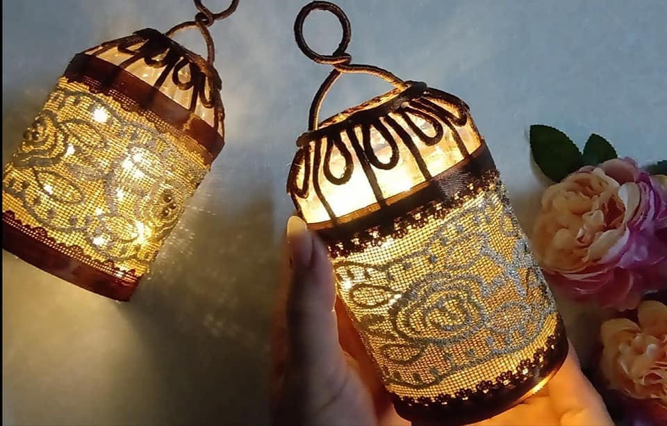 Ngoài bình hoa, lồng đèn, chị còn tạo thêm nhiều sản phẩm từ vật liệu tái chế. 