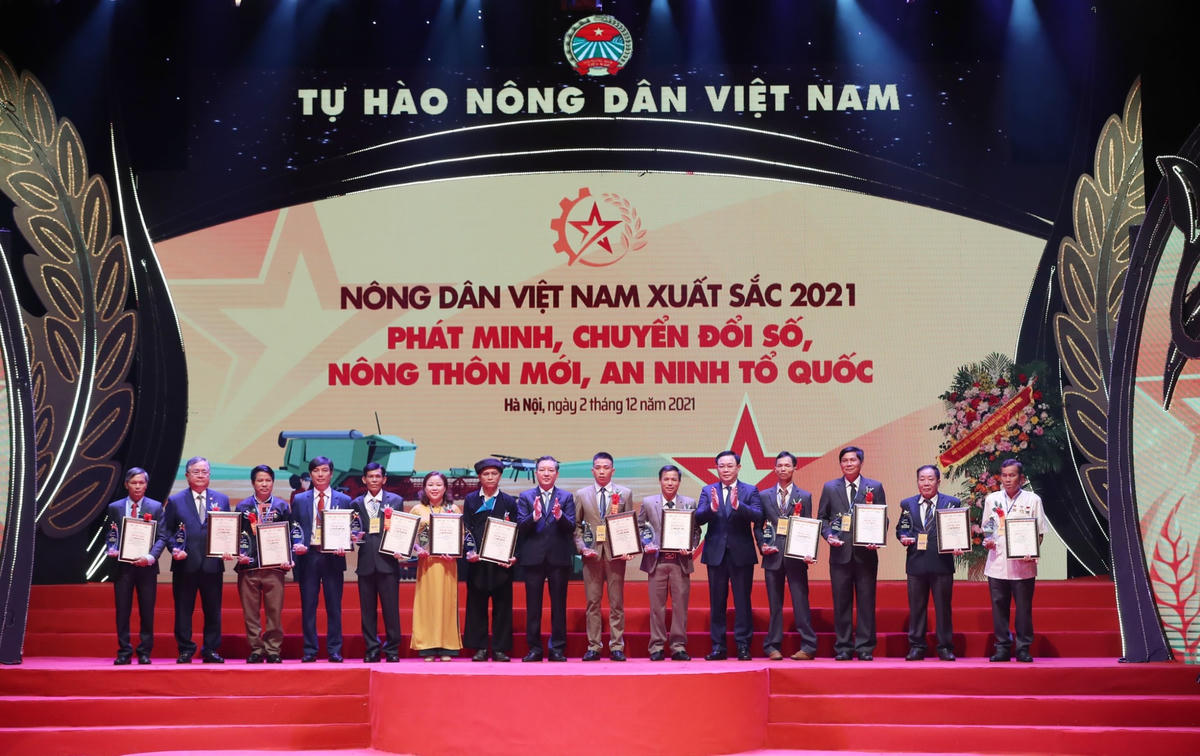 ÔngVương Đình Huệ, Chủ tịch Quốc hội và ông Lương Quốc Đoàn, Uỷ viên Trung ương Đảng, Chủ tịch Hội Nông dân Việt Nam trao danh hiệu Nông dân xuất sắc năm 2021.