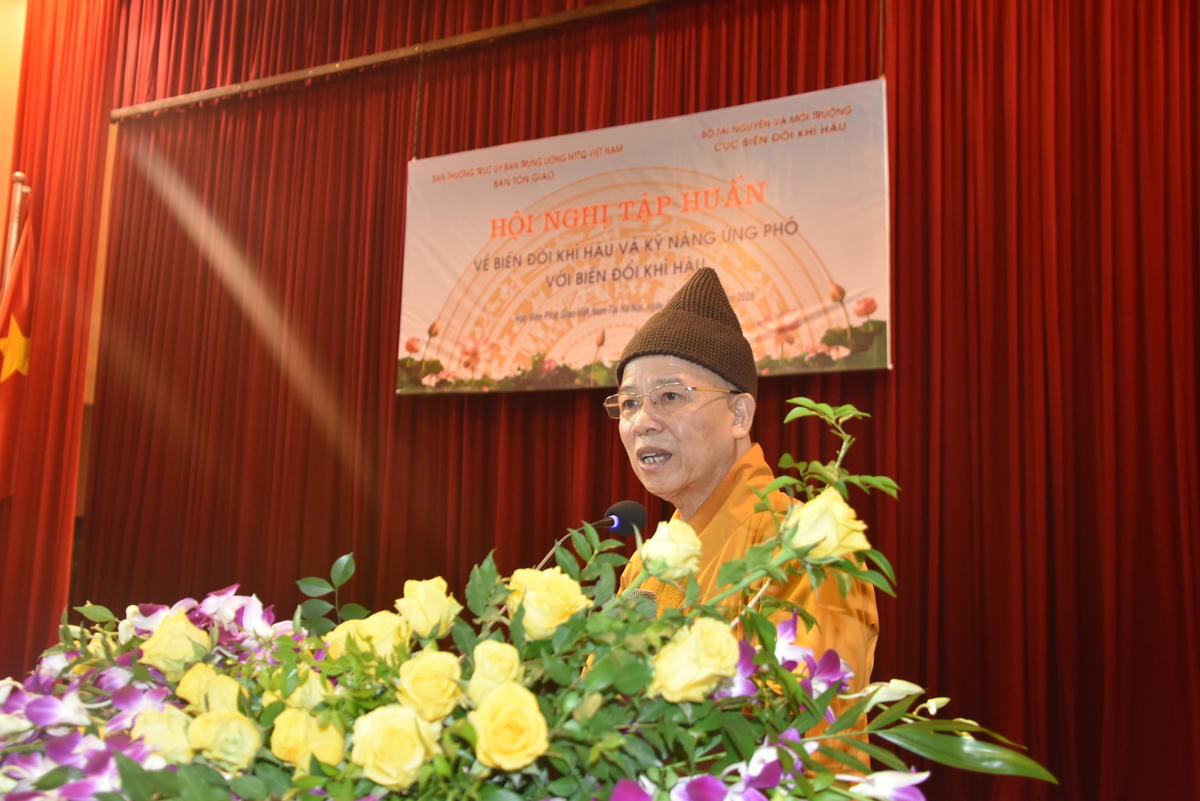 Thượng tọa Thích Thanh Quyết, Viện trưởng Học viện Phật giáo Việt Nam phát biểu tại Hội nghị. Ảnh: Trung Quân.