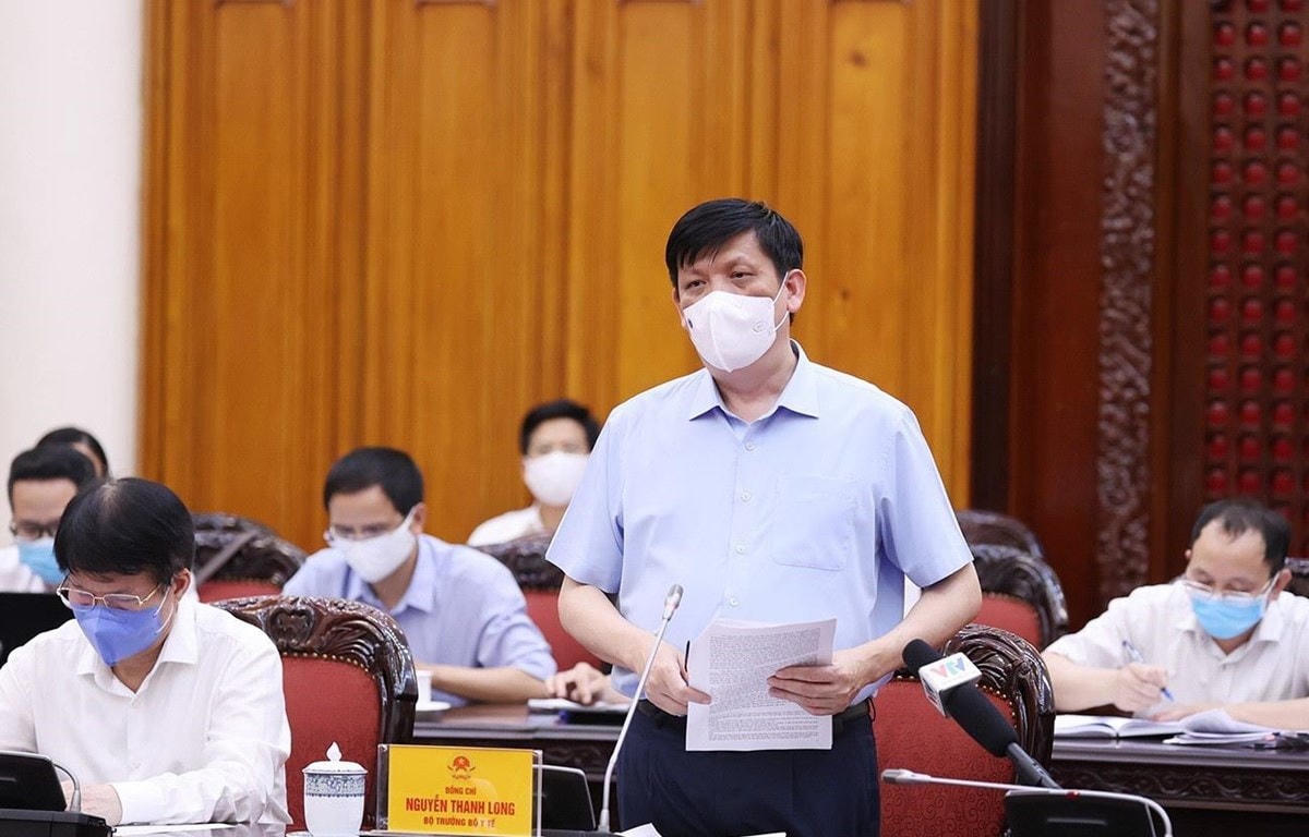 Bộ trưởng Bộ Y tế Nguyễn Thanh Long báo cáo tình hình và diễn biến dịch bệnh Covid-19. (Ảnh: Dương Giang/TTXVN).