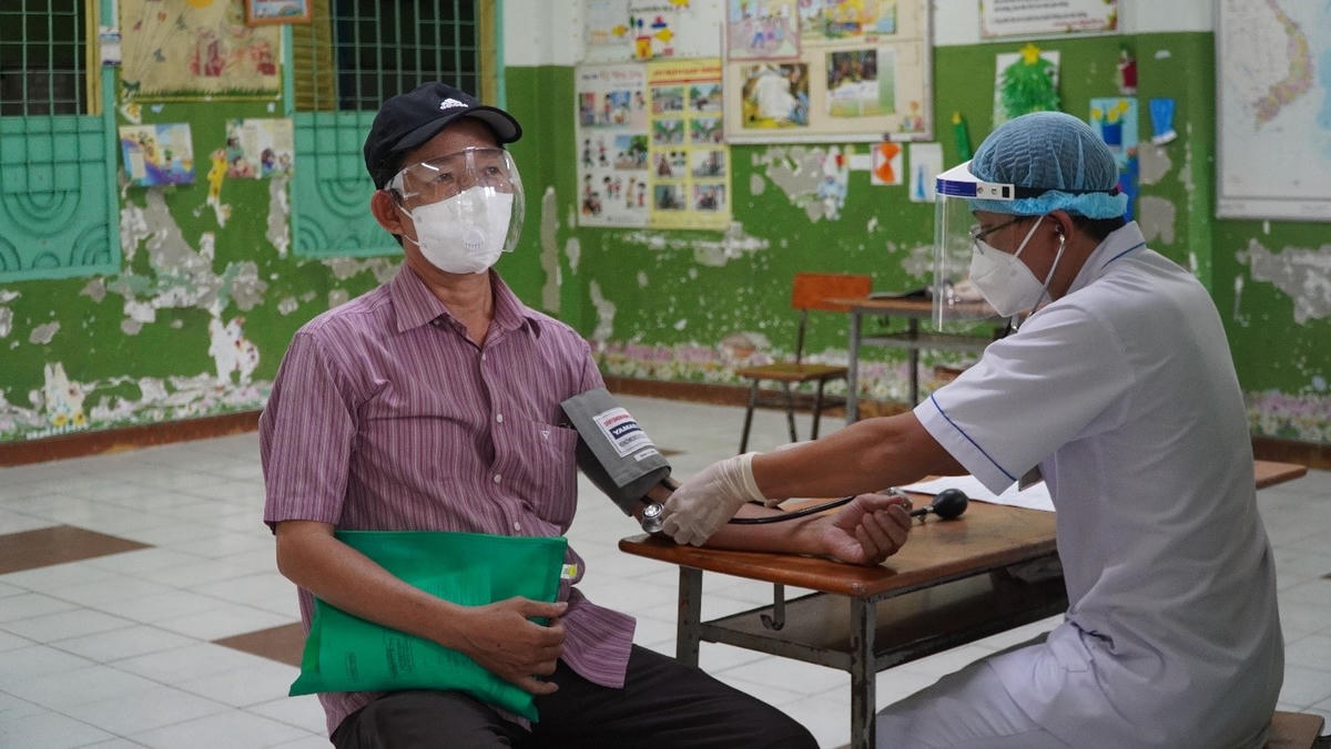 Thành phố rà soát tiêm vaccine cho người lớn tuổi.