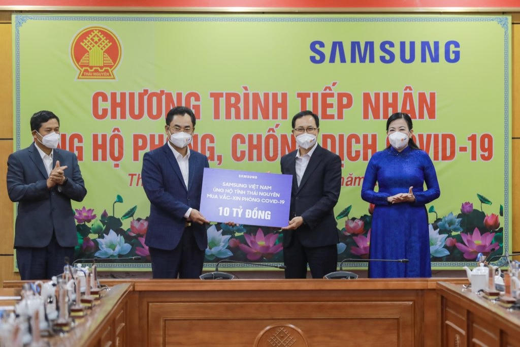 Lãnh đạo tỉnh Thái Nguyên tiếp nhận hỗ trợ phòng, chống dịch Covid-19.
