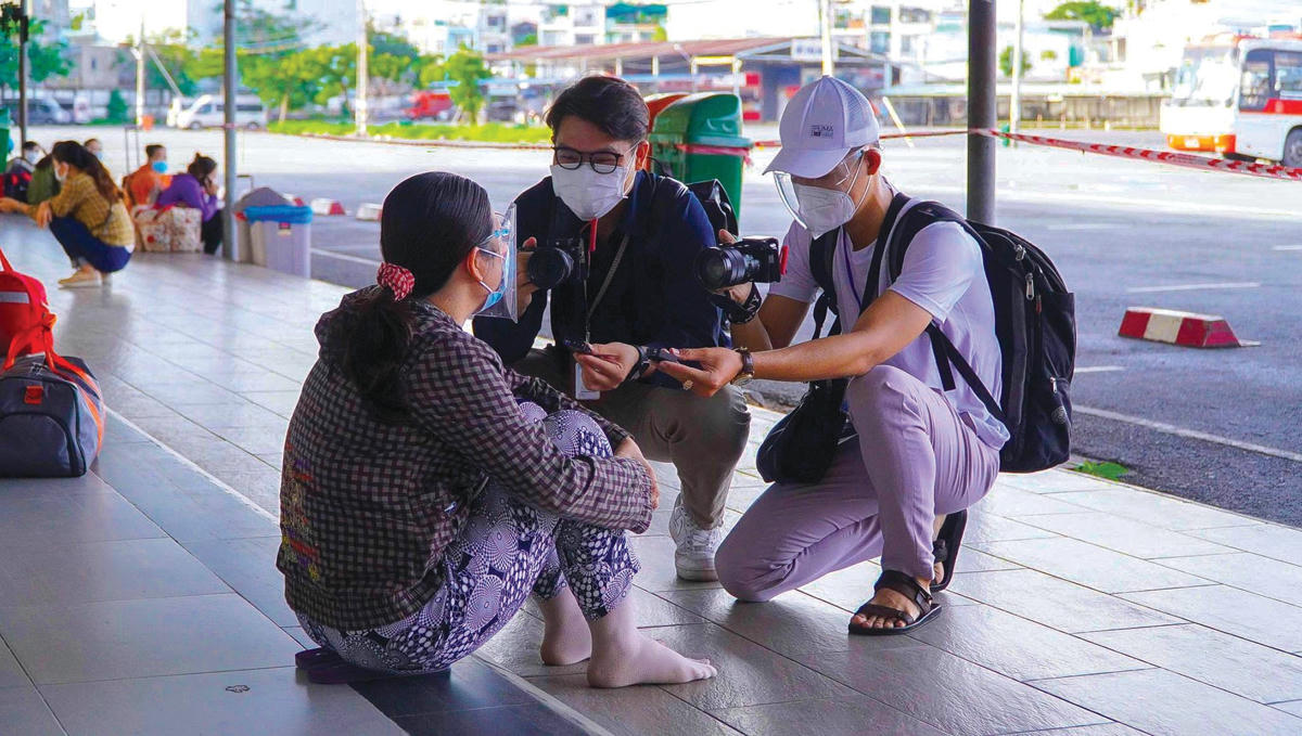 Phóng viên Đại Đoàn Kết với người dân những ngày đợi về quê tránh dịch Covid-19.  
