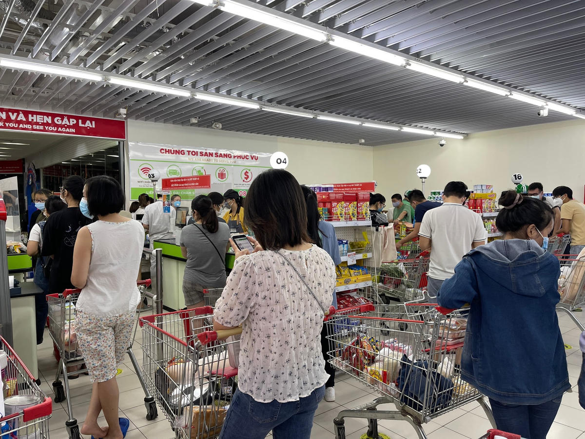 ...xếp hàng dài chờ đến lượt thanh toán.