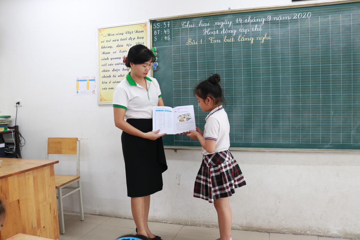 Cô và trò Trường Tiểu học Đông Thái (quận Tây Hồ, Hà Nội).