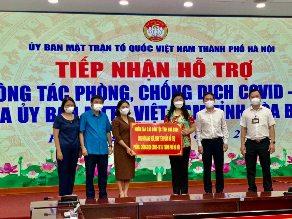 Ủy ban MTTQ tỉnh Hòa Bình tặng hàng hóa, nhu yếu phẩm cho TP Hà Nội chống dịch.