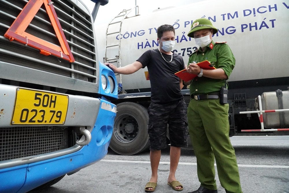 Các Tổ tuần tra lưu động tăng cường kiểm tra phương tiện vận tải hàng hóa về phòng, chống dịch Covid-19.