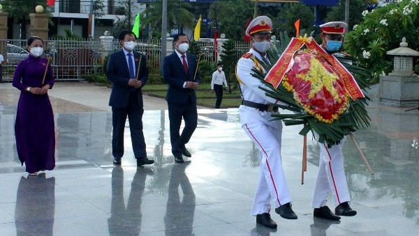 Sáng 27.7.2021,Tỉnh ủy, HĐND, UBND và Ủy ban MTTQ Việt Nam tỉnh Bình Định long trọng tổ chức Lễ viếng, dâng hoa, dâng hương tưởng nhớ, tri ân các liệt sĩ tại Nghĩa trang liệt sĩ TP Quy Nhơn.