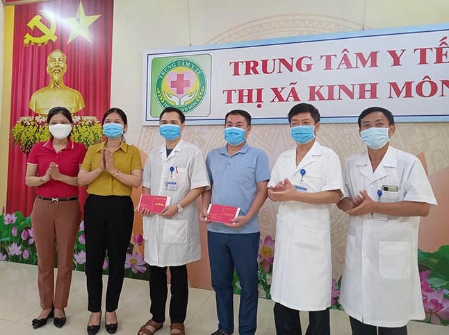 UBND TX Kinh Môn (Hải Dương) biểu dương nỗ lực của kíp mổ và tinh thần “tương thân tương ái”, sẵn sàng hiến máu cứu người của 2 nhân viên y tế.