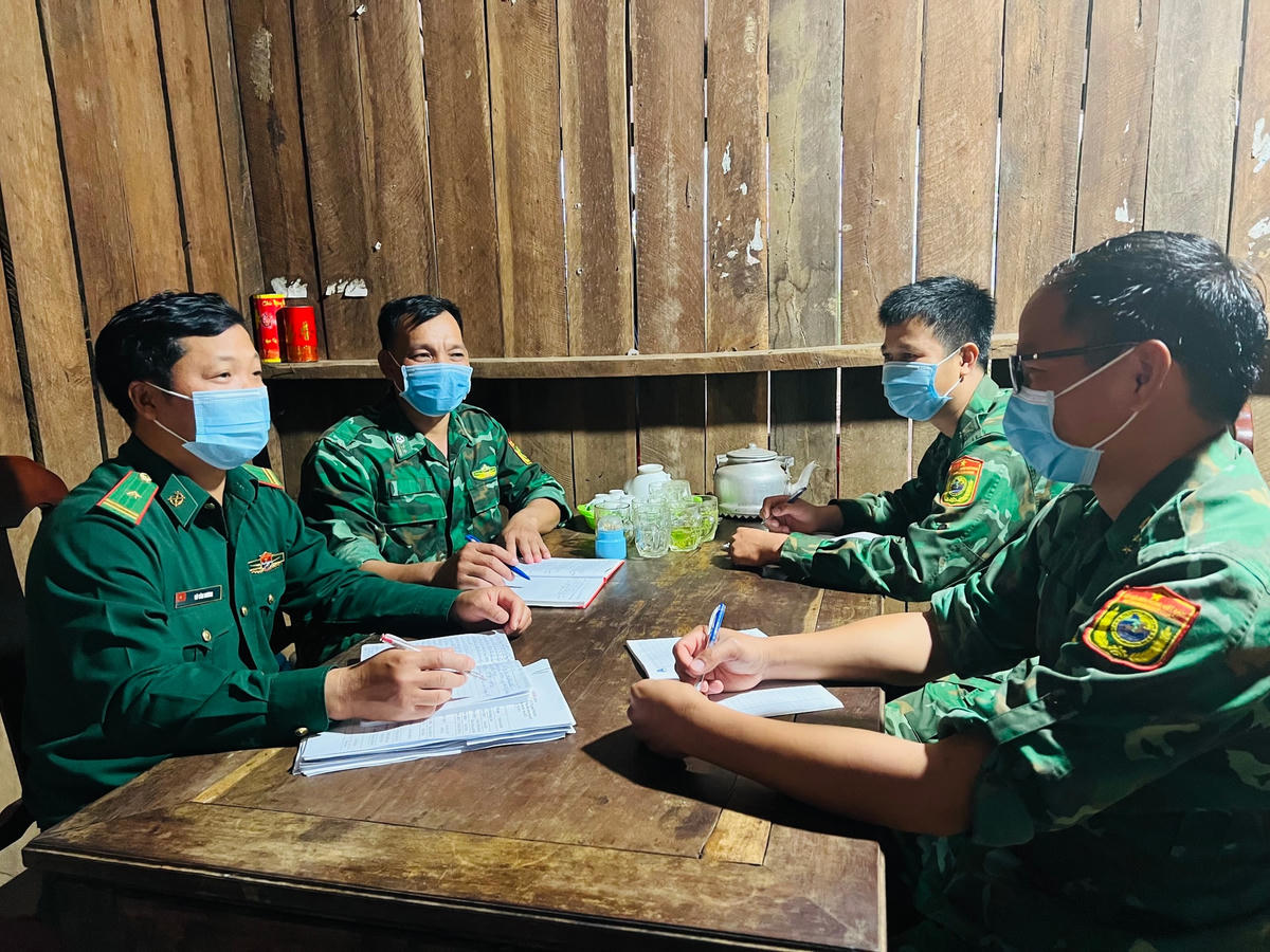 Lực lượng BĐBP tại chốt họp triển khai nhiệm vụ “kép”.