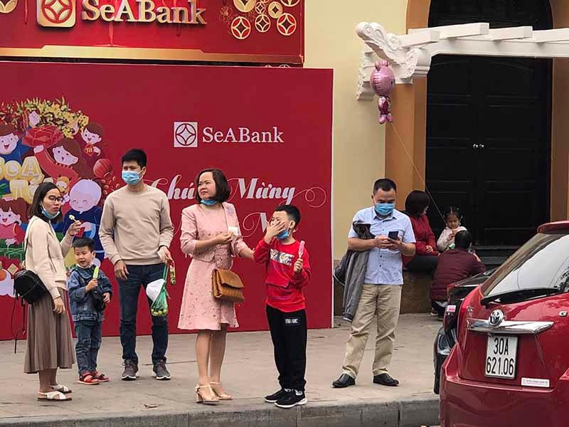 Bên cạnh đó, những ''đặc sản'' Hà Nội như Kem Thủy Tạ, Tràng Tiền... thu hút rất đông người dân.