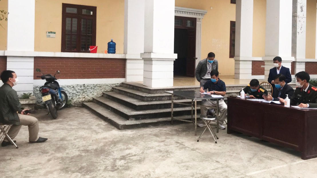 Tổ công tác tiến hành lập biên bản vi phạm đối với anh Trần Hải Đăng (ngồi ngoài cùng bên trái) tại khu cách ly của huyện Yên Dũng (Ảnh: báo Bắc Giang).