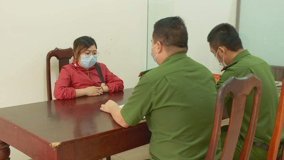 Hiền tại cơ quan công an