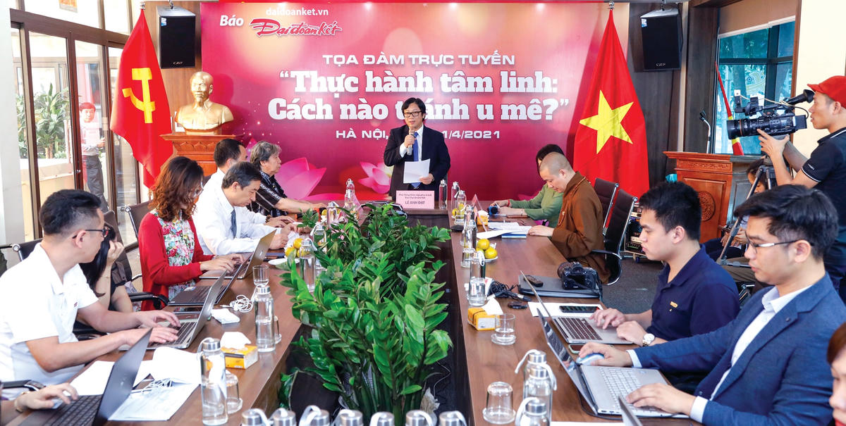 Quyền Tổng Biên tập Lê Anh Đạt phát biểu tại cuộc tọa đàm trực tuyến "Thực hành tâm linh: Cách nào tránh u mê?".  