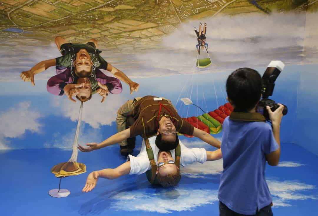 Nhảy dù ngược - một bức tranh 3D có thể khiến bạn cảm thấy mất phương hướng.  