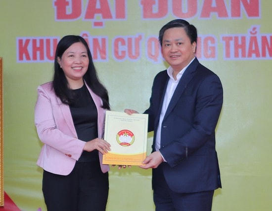 Chủ tịch HĐQT ViettinBank tặng Thanh Hoá 5 tỷ đồng để xây 125 nhà Đại đoàn kết và tặng người dân Quảng Thắng 1 tỷ đồng để xây dựng cơ sở hạ tầng.