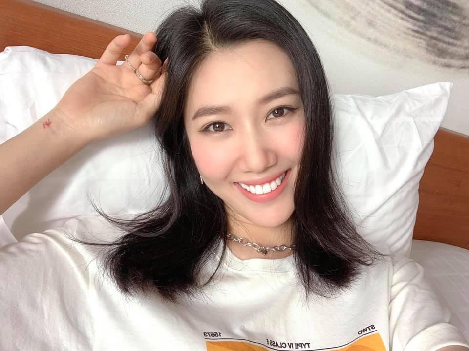 Diễn viên Thúy Ngân muốn tìm chút ánh sáng chụp vài tấm hình gửi yêu thương đến cả nhà.