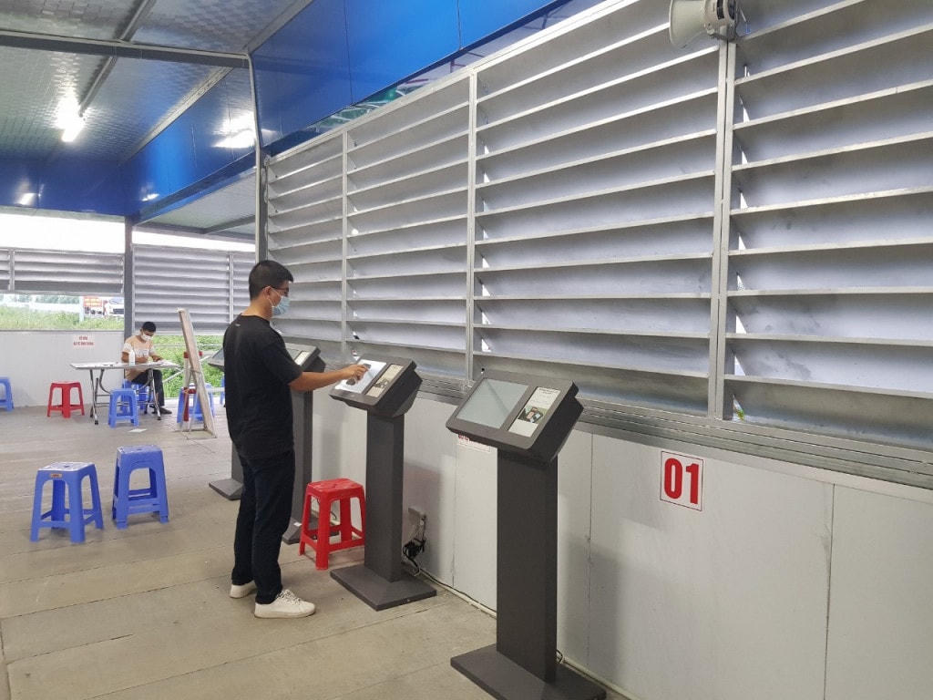Hệ thống tự động kiểm soát người ra vào tại chốt cầu Bạch Đằng chuẩn bị đưa vào vận hành chạy thử. Ảnh: QMG.