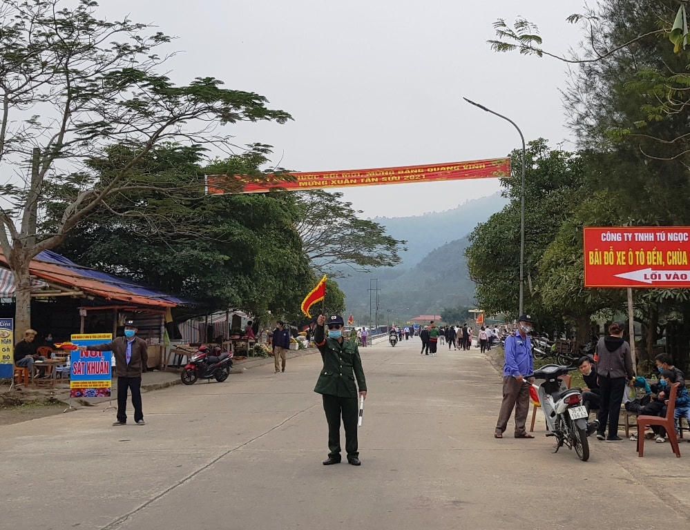 Ban quản lý cũng tổ chức phân làn giao thông ngya từ cổng vào để tránh ùn tắc, tụ tập đông người.