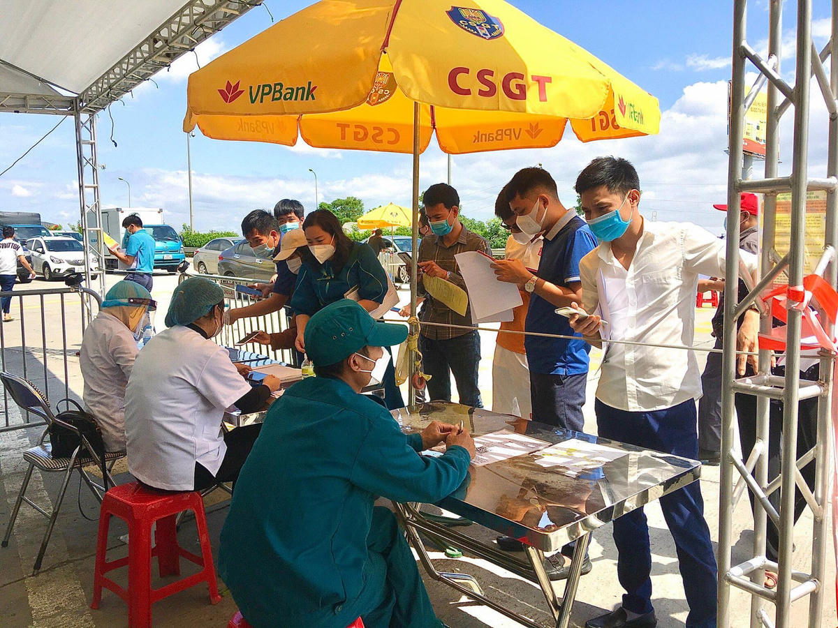 Người dân ra vào TP đều bắt buộc phải đeo khẩu trang,