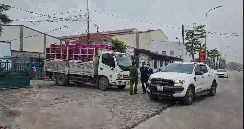 Theo Trung tá Ngô Văn Kiên, Phó đội trưởng Đội cảnh sát kinh tế, Công an huyện Đông Anh, Hà Nội cho biết: “Khi phát hiện xe mang biển kiểm soát 37 chở Gas từ Vinh đến Khu công nghiệp Nguyên Khê, nhận thấy dấu hiệu vi phạm liên quan đến việc hoạt động kinh doanh khí đốt, Công an huyện Đông Anh đã phối hợp cùng Đội quản lý thị trường số 9 tiến hành kiểm đếm, sàng lọc ra từng cái nhãn đủ điều kiện, đơn vị nào đang sử dụng, đơn vị nào không được phép sử dụng. Hiện số lượng vỏ Gas lớn, nếu vi phạm pháp luật sẽ xử lý”.