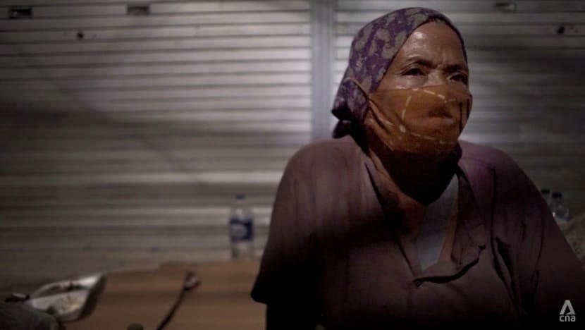 Dede, hiện đã ngoài 70 tuổi, là một người vô gia cư trên đường phố Jakarta, Indonesia. Ảnh: CNA.