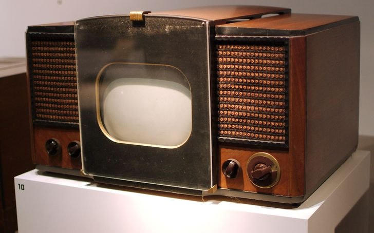 Chiếc TV từ năm 1946 này là một trong những cái được sản xuất hàng loạt đầu tiên, kích thước của màn hình có thể so sánh với chiếc iPad ngày nay.  