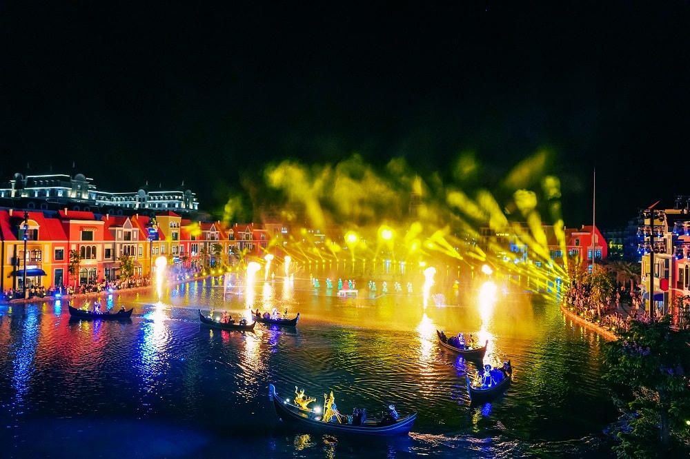 Không gian lễ hội tiệc tùng sôi động không ngừng nghỉ 24 giờ mỗi ngày trong năm.  