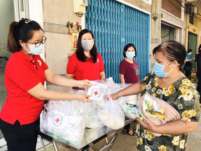 Người nghèo nhận quà từ Hội Chữ thập đỏ. Ảnh: CTV.  