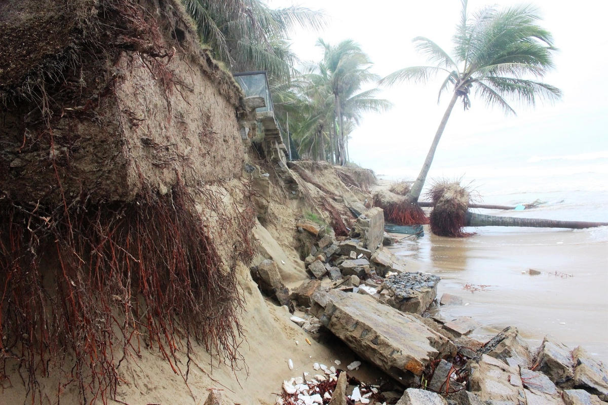 Nhiều đoạn bờ biển sạt lở tạo thành vực hố sâu.