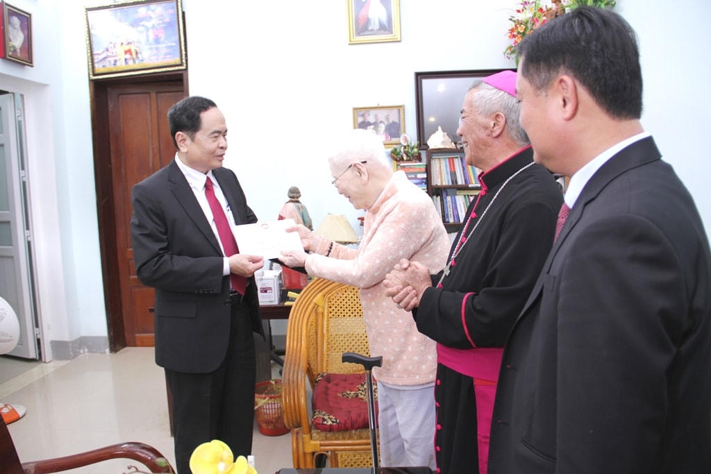 Cũng tại chuyến thăm, Chủ tịch Trần Thanh Mẫn trực tiếp đến trao quà Giám mục Cao Đình Thuyên, nguyên Giám mục Chính tòa Giáo phận Vinh (2 năm trước không may bị tai nạn).