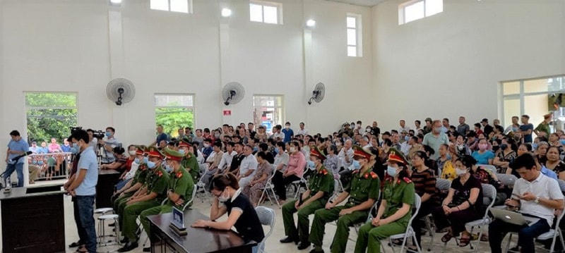 Hàng trăm người dân tới theo dõi phiên xử. Ảnh: PLO.