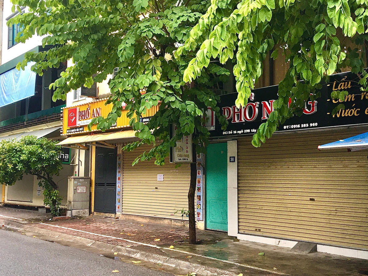 Nhiều cơ sở kinh doanh vẫn đóng cửa im lìm trong sáng 14/10. 