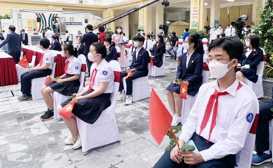 Các em học sinh đại diện cho hơn 2,1 triệu học sinh Thủ đô tham dự lễ khai giảng năm học mới 2021- 2022.