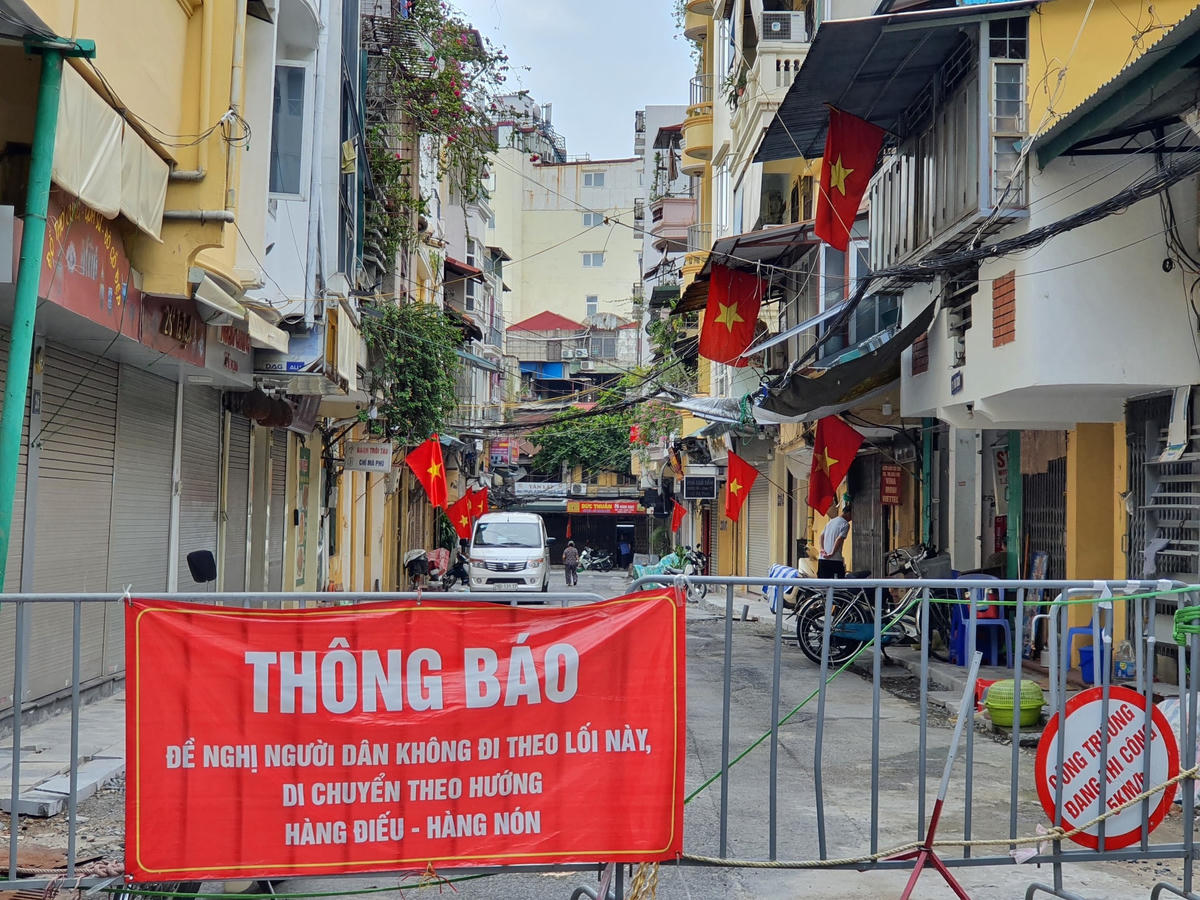 Tại nhiều nơi, sắc đỏ của quốc kỳ cùng lẫn vào màu đỏ của các biển cấm phòng chống dịch.