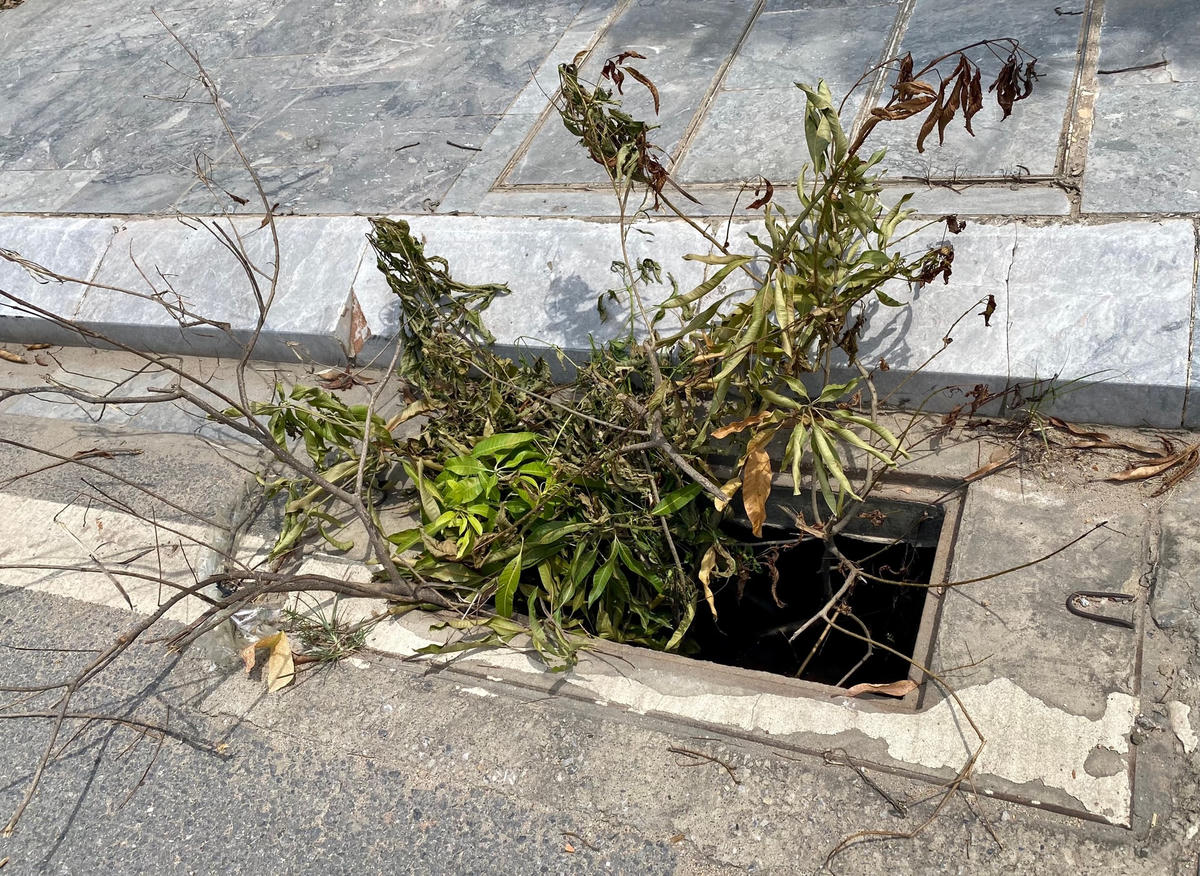 Những cái tên “đạo chích” nắp cống vẫn là một bí ẩn, để lại chiếc cống mất nắp nằm "hờ hững" đợi người đi đường "sa" xuống.