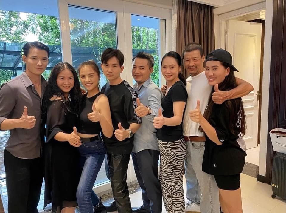 Quách Thu Phương đăng ảnh hậu trường bịn rịn chia tay đoàn làm phim. Ảnh: FBNV.