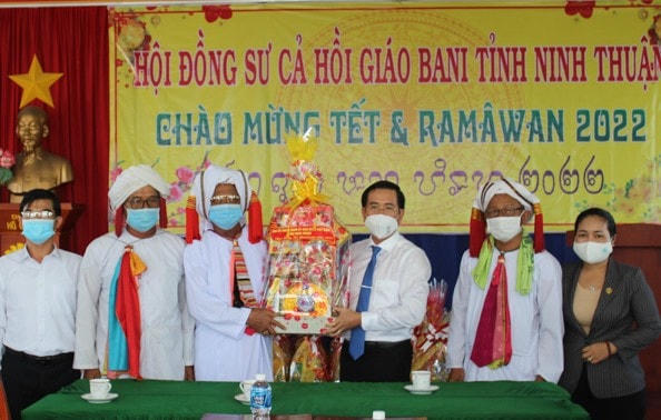 Ông Phạm Văn Hậu, Phó Bí thư Thường trực Tỉnh ủy, Chủ tịch HĐND tỉnh Ninh Thuận cùng đoàn công tác thăm, chúc Tết Ramưwan Hội đồng Sư cả Hồi giáo Bà Ni.
