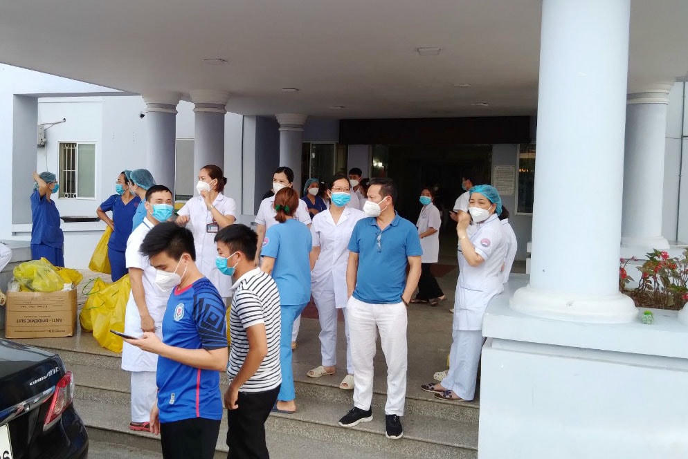 Các y, bác sĩ, tình nguyện viên chờ xe để đến nơi tập kết lấy mẫu.
