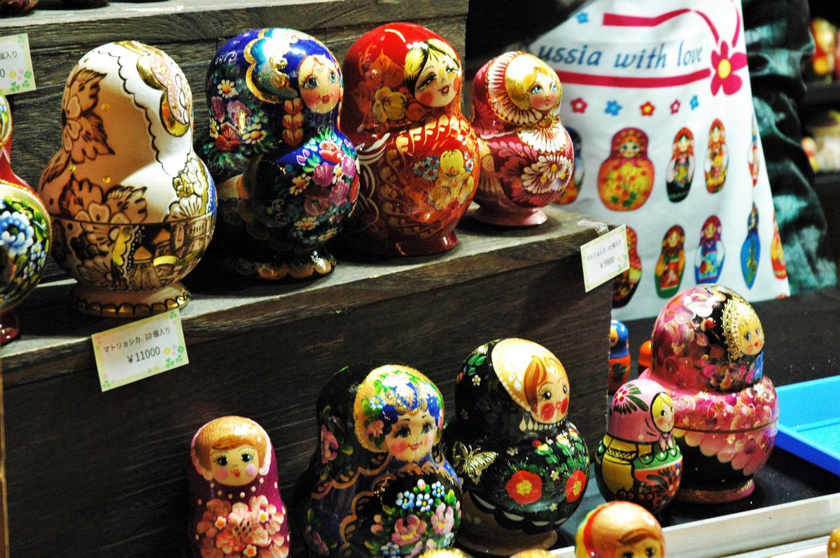 Những con búp bê matryoshka đầy màu sắc được bày bán ở Chợ Giáng sinh Yokohama Red Brick Warehouse. Ảnh: The Japan Times.  