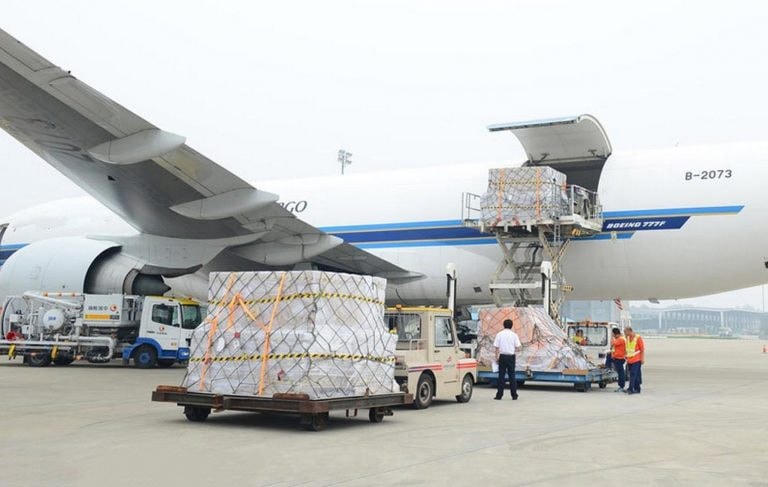 Phương tiện hoạt động trong khu bay tại CHK QT Nội Bài.
