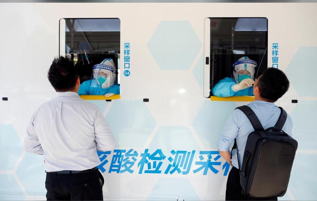 Xe xét nghiệm Covid-19 nhanh được triển khai tại thủ đô Bắc Kinh, Trung Quốc. Nguồn: Reuters.
