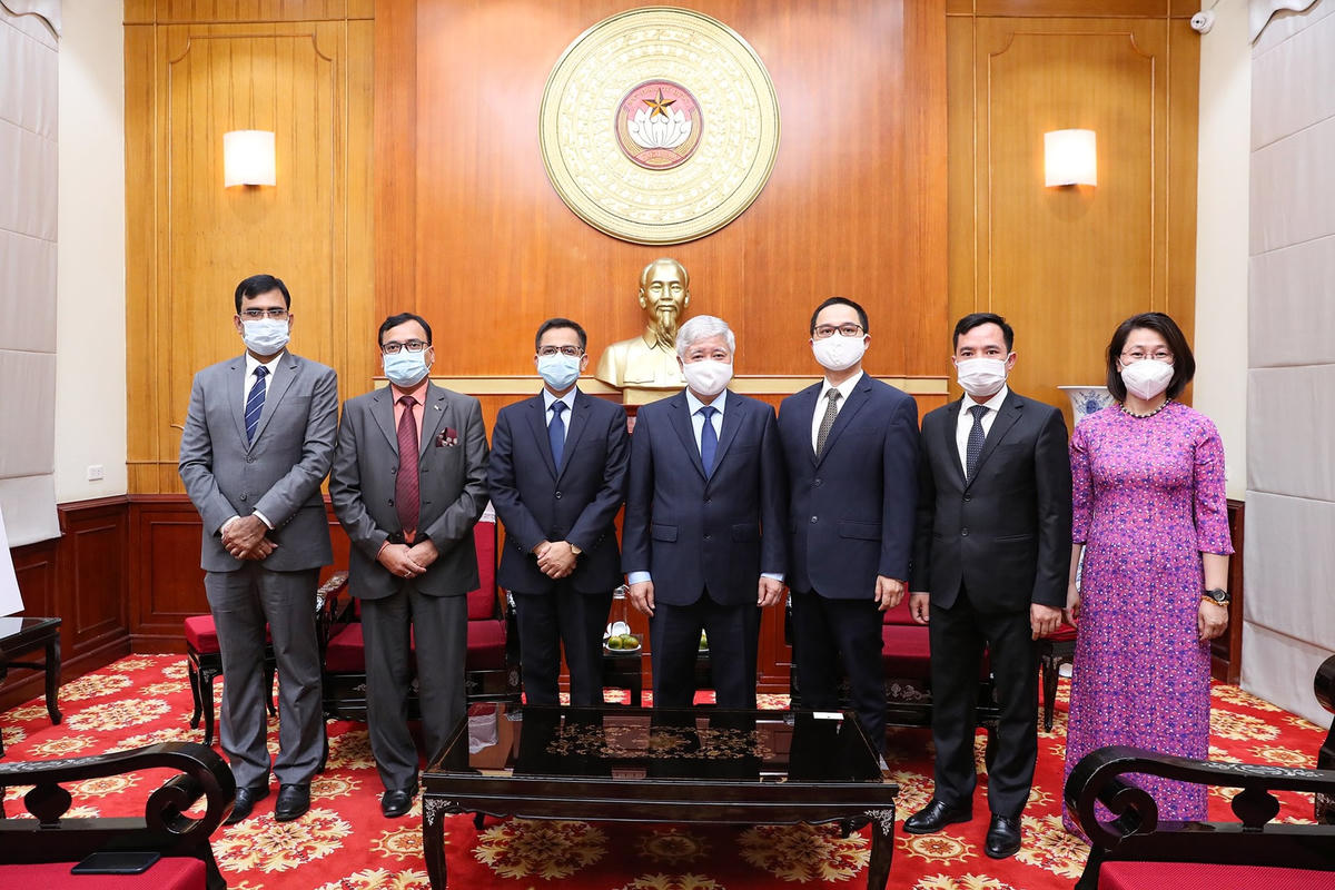 Chủ tịch Đỗ Văn Chiến chụp ảnh lưu niệm với Đại sứ Pranay Verma và các đại biểu.
