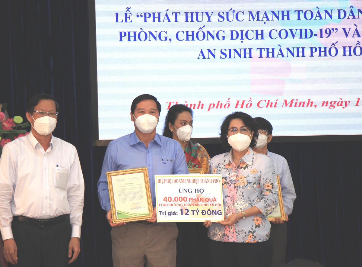 Lãnh đạo TP HCM tiếp nhận ủng hộ từ Hiệp hội Doanh nghiệp TP.