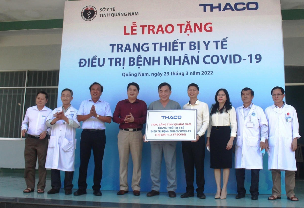 Lãnh đạo tỉnh Quảng Nam tiếp nhận bảng tượng trưng của THACO tặng trang thiết bị y tế.
