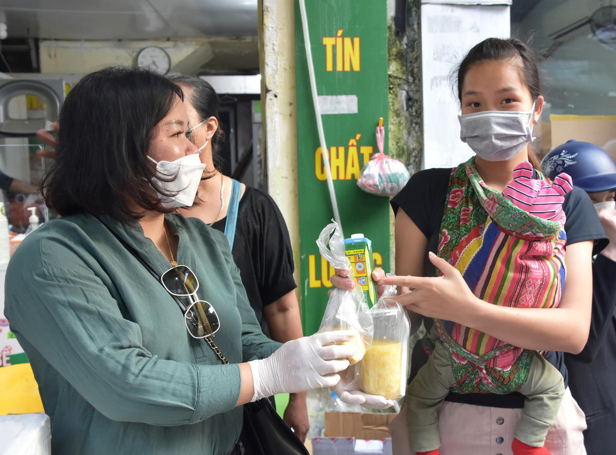 Hai mẹ con chị Sửu cảm động khi nhận suất ăn từ chương trình.