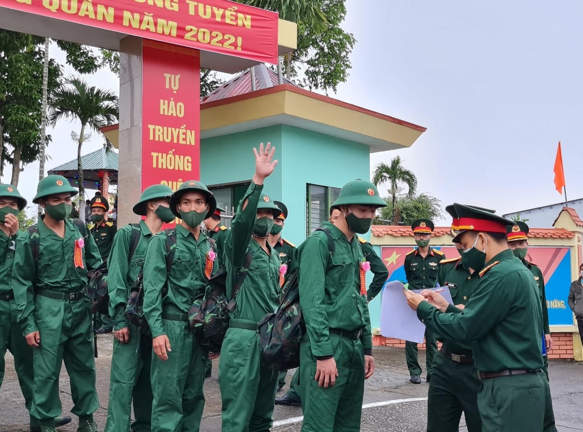 Các thanh niên chuẩn bị lên đường nhập ngũ.