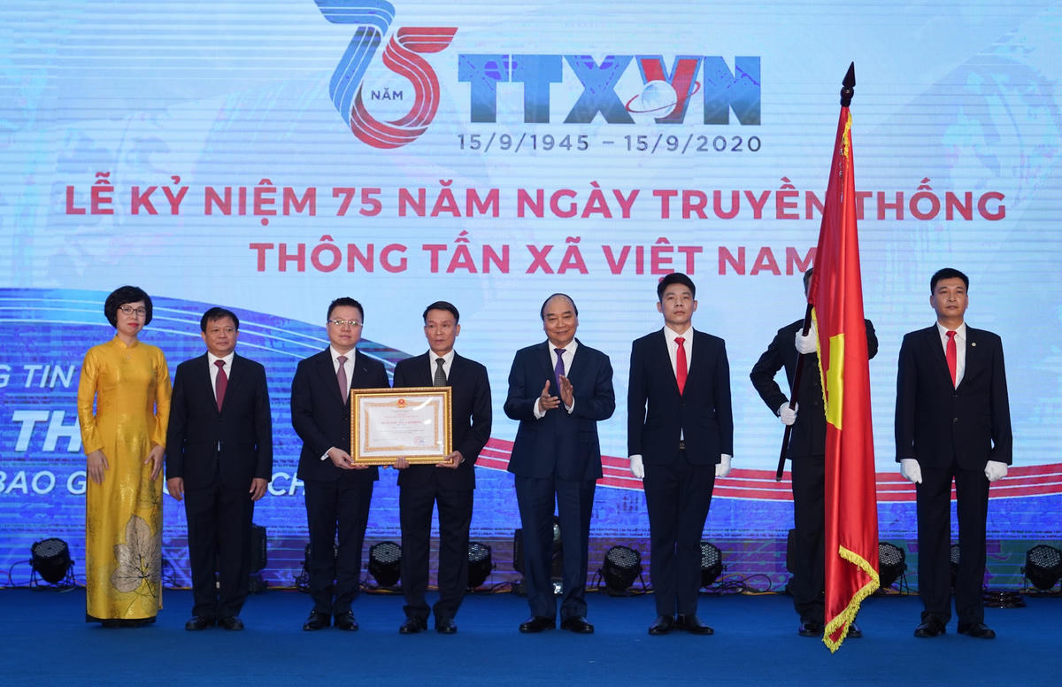 Thủ tướng Nguyễn Xuân Phúc, Chủ tịch Hội đồng Thi đua - Khen thưởng Trung ương trao Huân chương Lao động hạng Nhất tặng TTXVN. Ảnh: VGP/Quang Hiếu.
