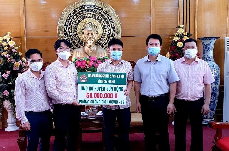 Bí thư Huyện uỷ Ngụy Văn Tuyên cùng Uỷ ban MTTQ huyện tiếp nhận kinh phí ủng hộ Ngân hàng CSXH tỉnh An Giang.  