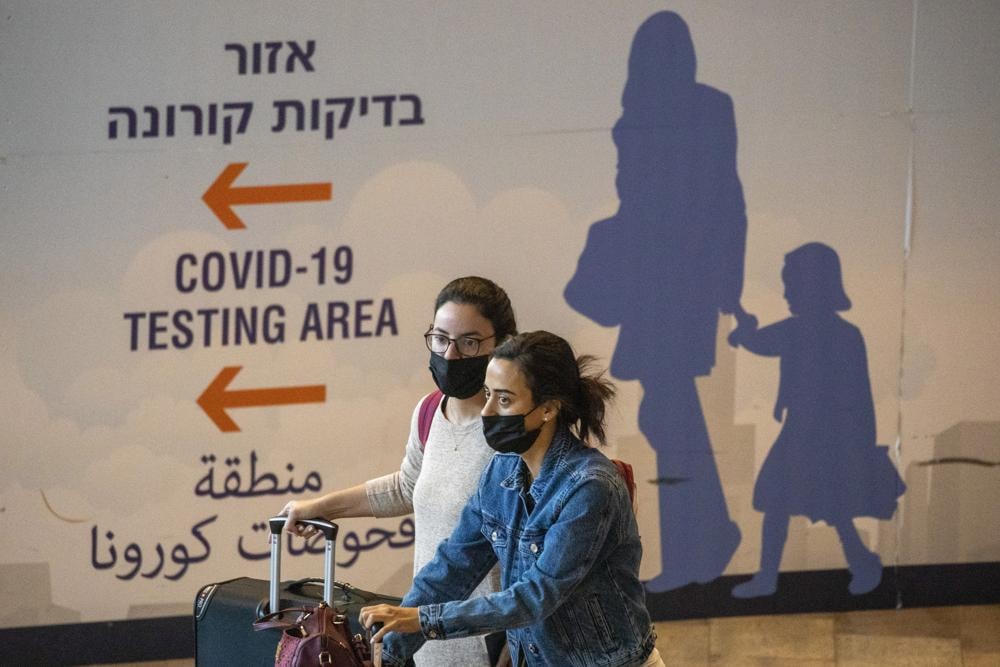 Người dân đeo khẩu trang đến sân bay Ben Gurion gần thành phố Tel Aviv, Israel. Ảnh: AP.